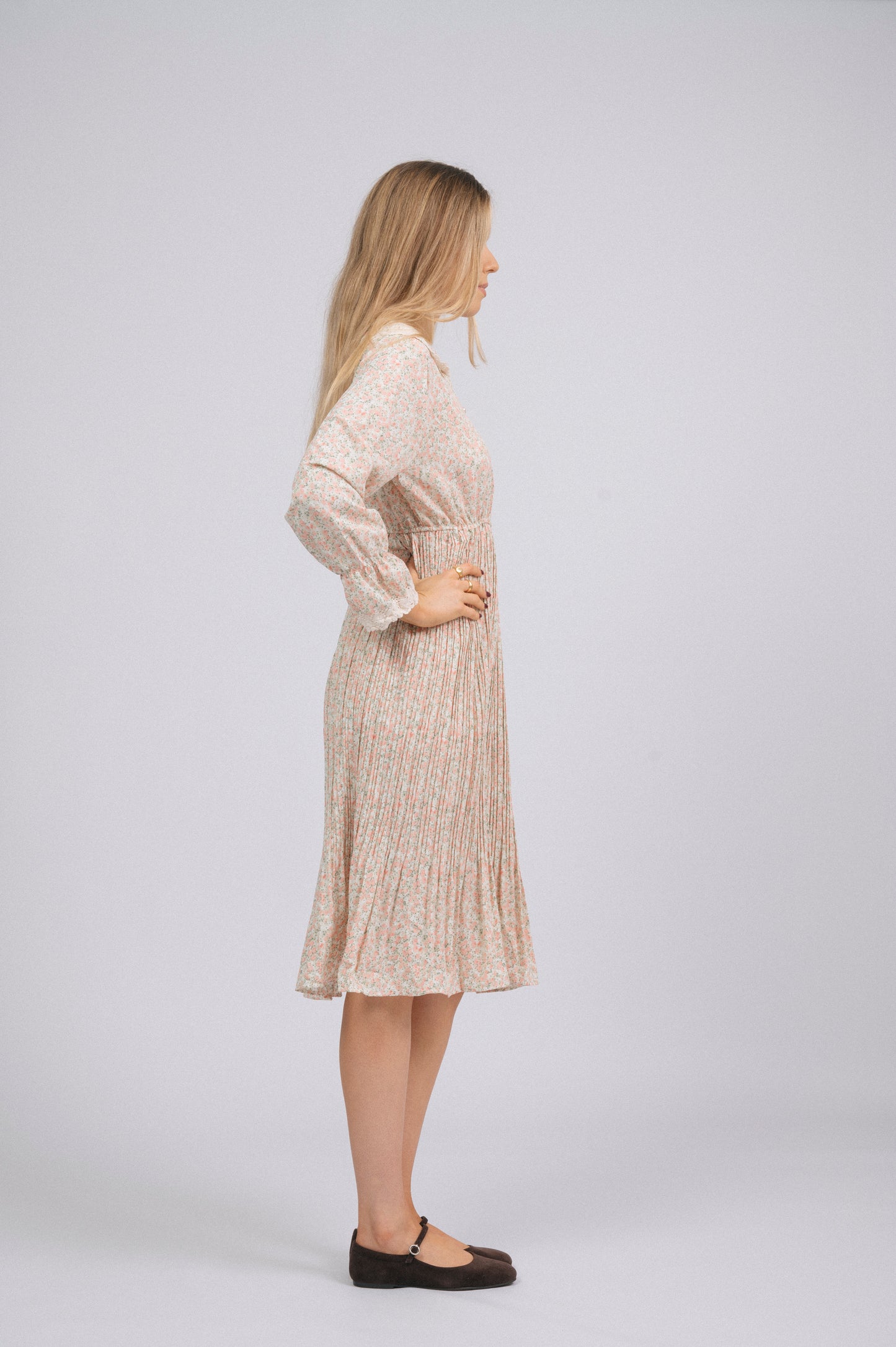 Vintage 1940s-Style Floral Dress with Lace Trim – Pradap