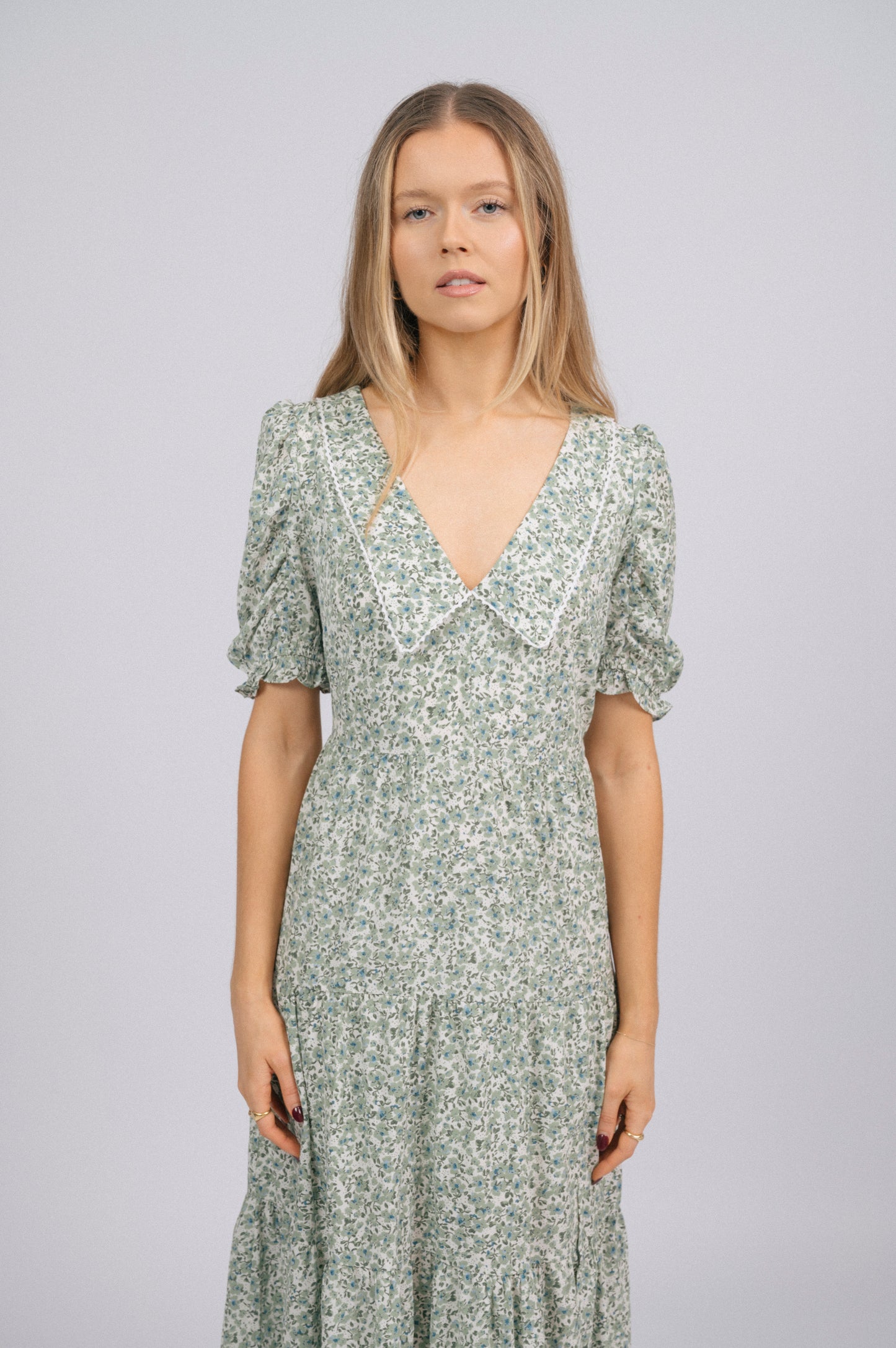 Preloved Dear Siouxsie Green Floral Tiered Midi Dress – Lace Trim & Soft Collar