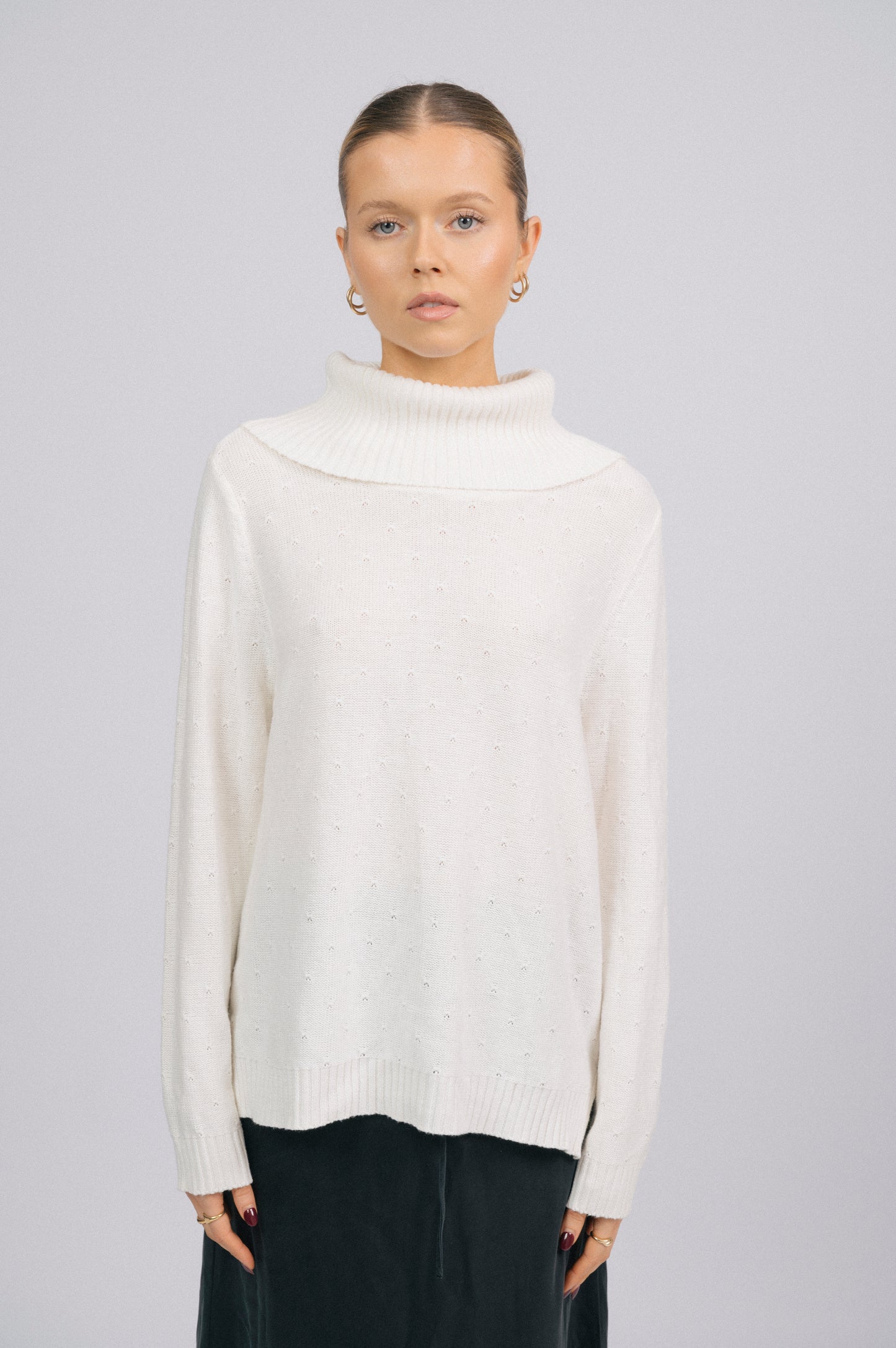 Preloved W.Lane White Knit Turtleneck Top – Ribbed Trim & Delicate Stitch Detail