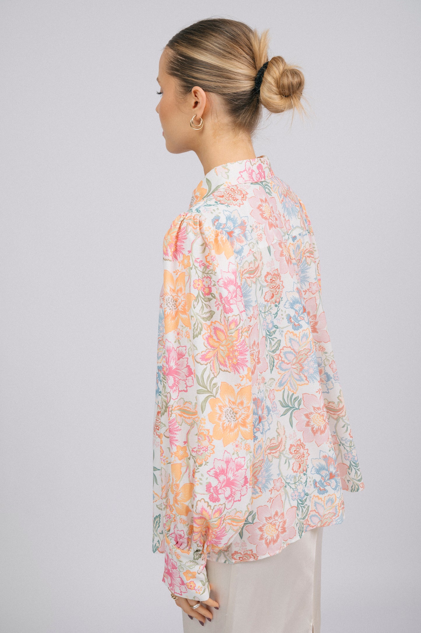 Preloved Yours Truly Floral Button-Up Shirt – White with Bold Florals