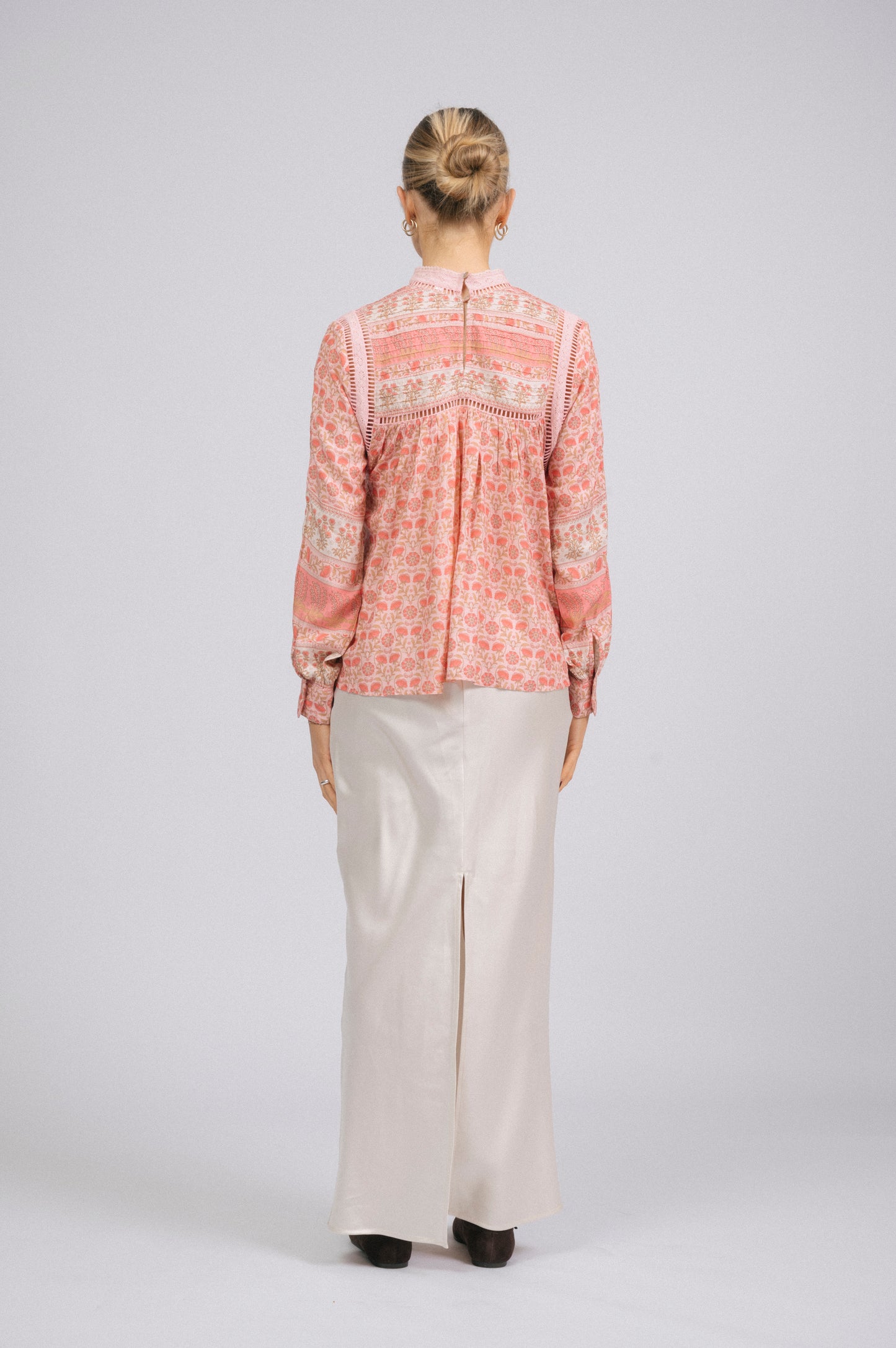 Preloved JAASE Pink Floral High Neck Blouse – Lace Trim & Cut-Out Sleeves